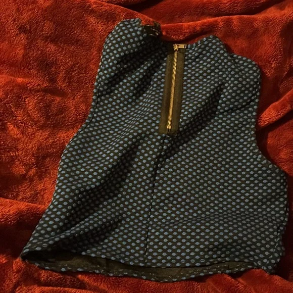 Cute iris basic polka dot crop top with a cut out - Picture 2 of 3